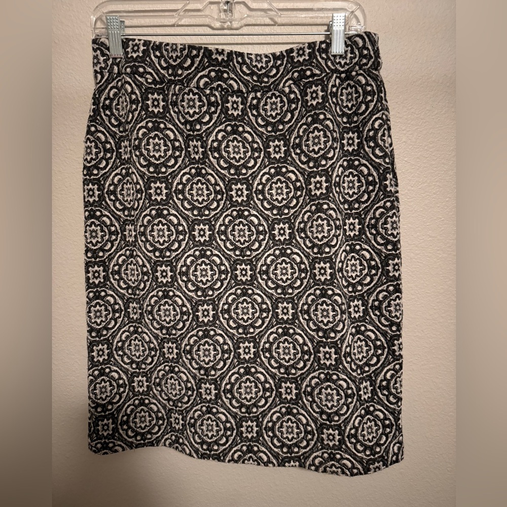 ⭐️Roz & Ali Print Skirt B/W print. Size Medium